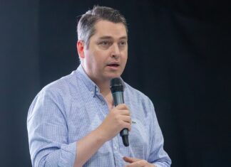 “Lo que hace el presidente va a contramano de lo que anunció”