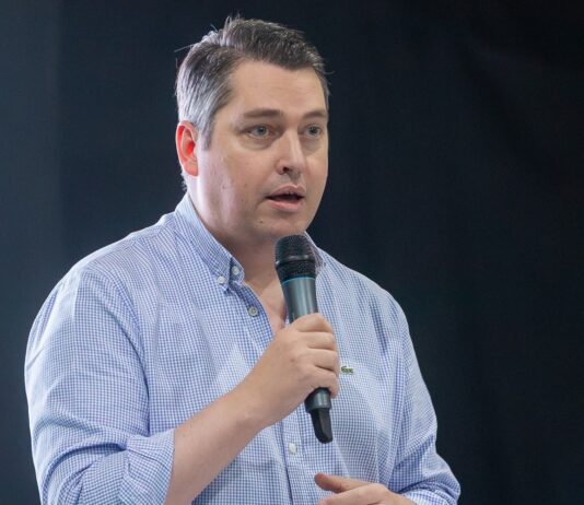 “Lo que hace el presidente va a contramano de lo que anunció”